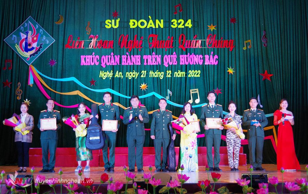 Đại tá Nguyễn Thao Trường, Sư đoàn trưởng tặng giải nhất, nhì cho các đội thi