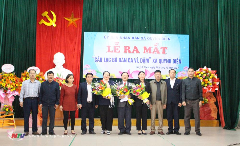Tặng hoa chúc mừng Ban chủ nhiệm CLB Dân ca, Ví dặm xã Quỳnh Diễn