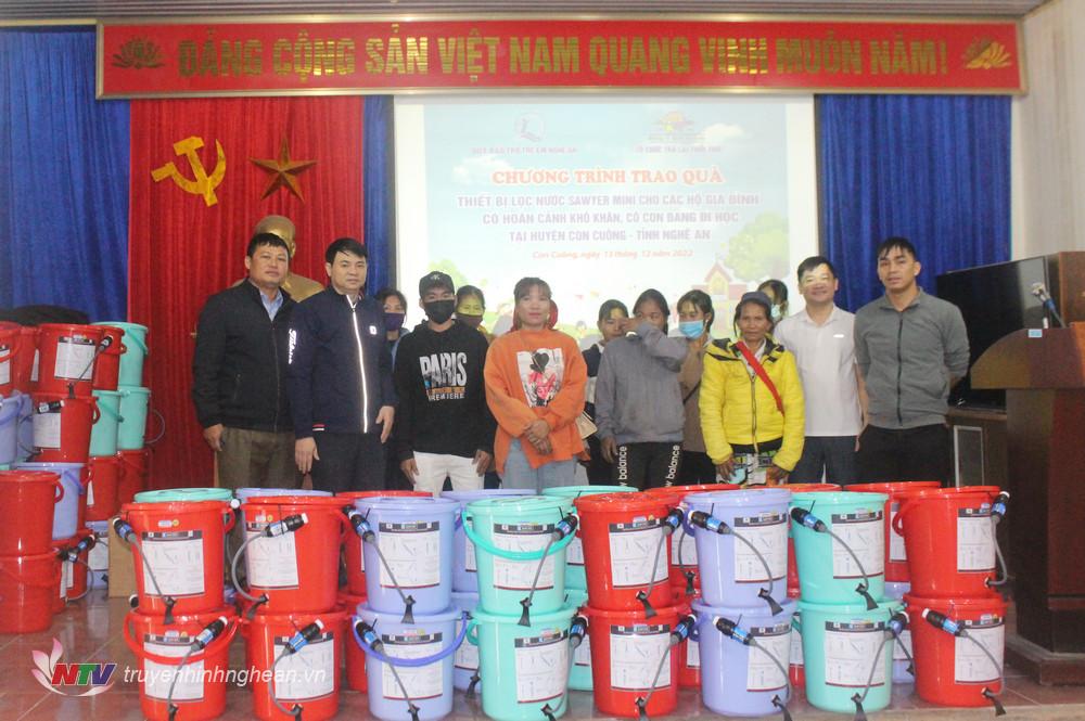 Trao tặng thiết bị lọc nước cho các gia đình có hoàn cảnh khó khăn trên địa bàn huyện Con Cuông.