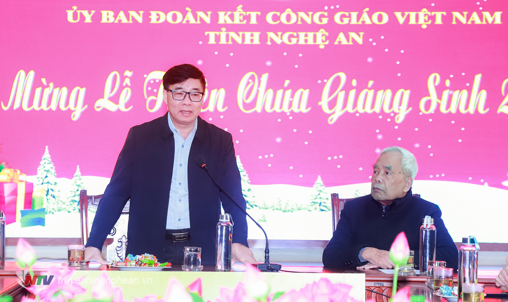 Phó Bí thư Thường trực Tỉnh uỷ Nguyễn Văn Thông phát biểu chúc mừng.