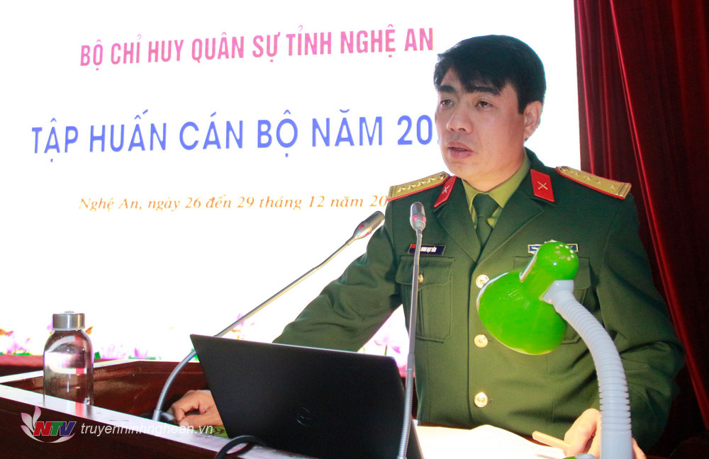 Đại tá Đinh Bạt Văn, Phó Chỉ huy trưởng, Tham mưu trưởng
Bộ CHQS tỉnh phát biểu tại hội nghị.