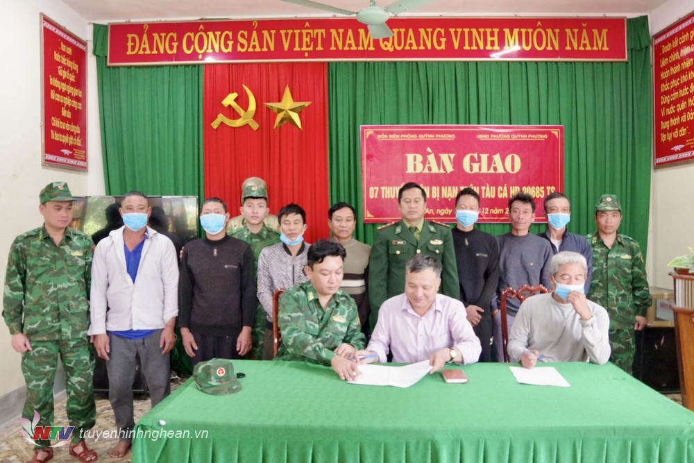 Đồn Biên phòng Quỳnh Phương, BĐBP Nghệ An phối hợp cùng cấp ủy chính quyền địa phương, các lực lượng liên quan tiến hành các thủ tục bàn giao các ngư dân về với gia đình.