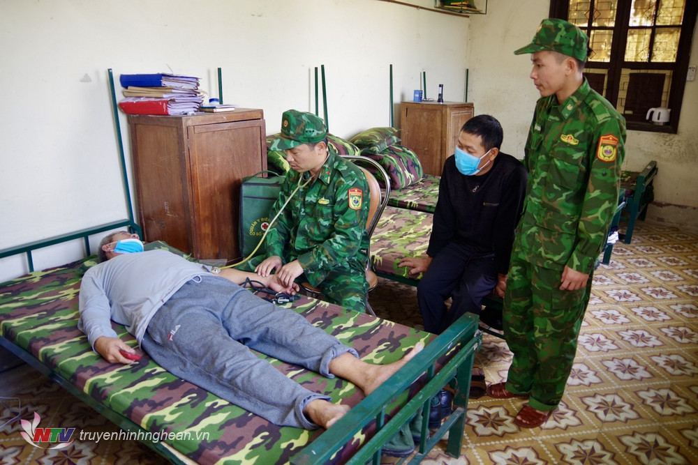 Quân y Đồn BP Quỳnh Phương kiểm tra sức khỏe cho các thuyền viên gặp nạn.
