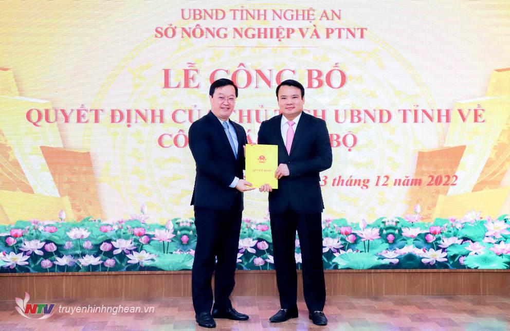 Chủ tịch UBND tỉnh Nguyễn Đức Trung trao Quyết định cho đồng chí Phùng Thành Vinh - Giám đốc Sở Nông nghiệp và Phát triển nông thôn. 