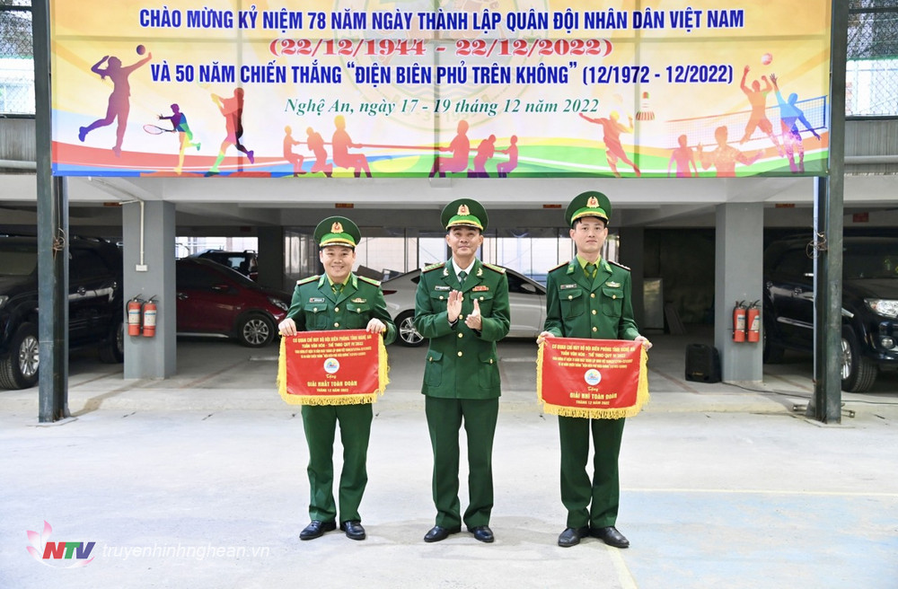 Đại tá Hồ Quyết Thắng, Phó Chỉ huy trưởng, Thủ trưởng cơ quan Bộ Chỉ huy BĐBP tỉnh trao giải Nhất toàn đoàn cho đội Phòng Tham mưu, giải Nhì toàn đoàn cho đội Văn phòng