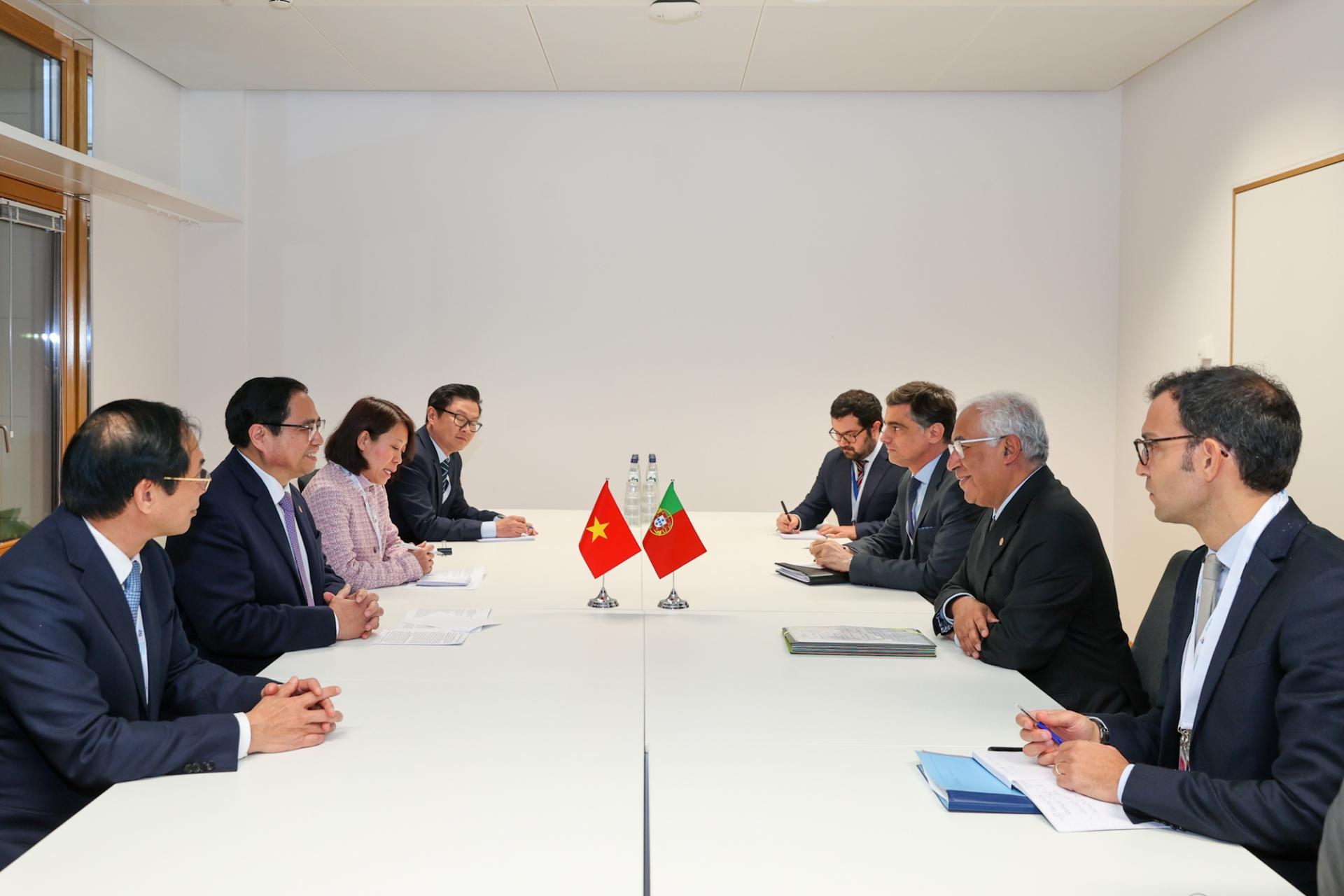 Thủ tướng António Costa đề nghị hai bên tăng cường hợp tác trong phát triển cơ sở hạ tầng, năng lượng tái tạo, tài chính điện tử, triển khai các dự án đầu tư xanh tại Việt Nam.