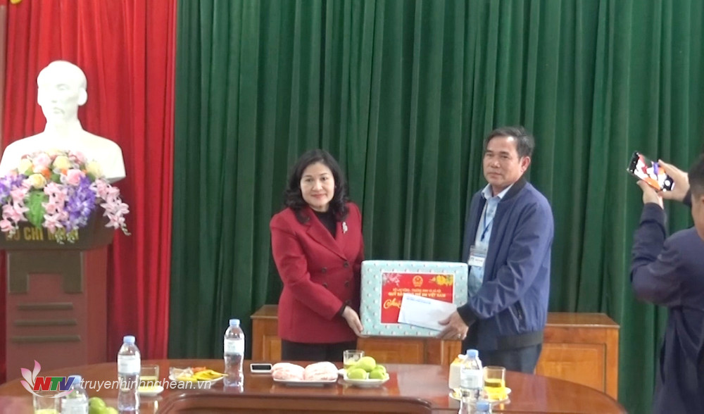 Thứ trưởng Nguyễn Thị Hà tặng quà Cơ sở cai nghiện.