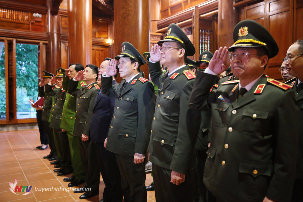 Các đại biểu thành kính tưởng niệm Chủ tịch Hồ Chí Minh