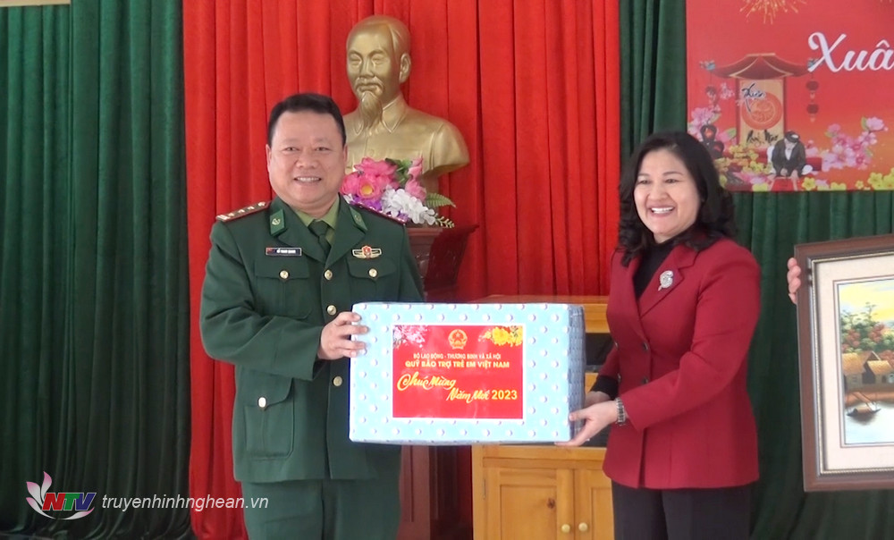 Thứ trưởng Bộ LĐ-TB&XH Nguyễn Thị Hà thăm, tặng quà cán bộ, chiến sỹ Đồng BP Tri Lễ.