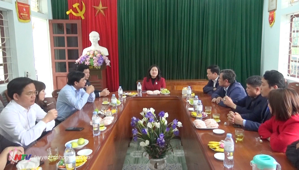 Thứ trưởng Nguyễn Thị Hà làm việc với lãnh đạo Cơ sở cai nghiện ma tuý tự nguyện huyện Quế Phong.