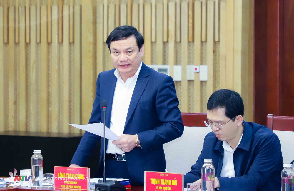 Chánh Văn phòng UBND tỉnh Đặng Thanh Tùng báo cáo tình hình triển khai thực hiện chương trình công tác năm 2022, đề xuất chương trình công tác năm 2023. 