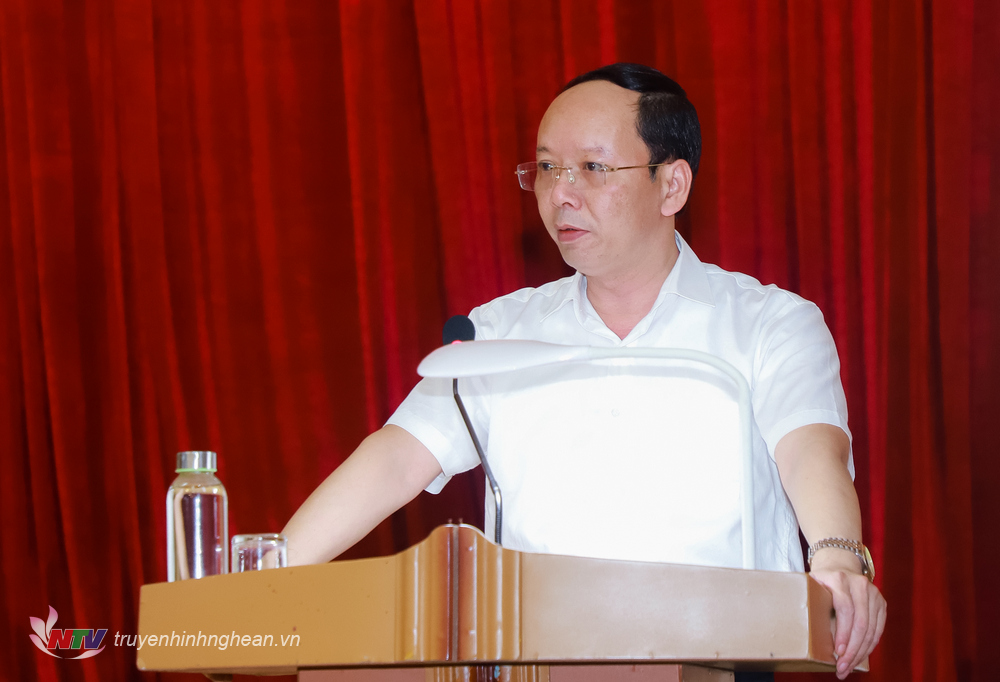 Đồng chí Bùi Thanh An - Ủy viên Ban Thường vụ Tỉnh ủy, Phó Chủ tịch UBND tỉnh trình bày các báo cáo của Ban Cán sự Đảng UBND tỉnh trình Ban Chấp hành Đảng bộ tỉnh. 