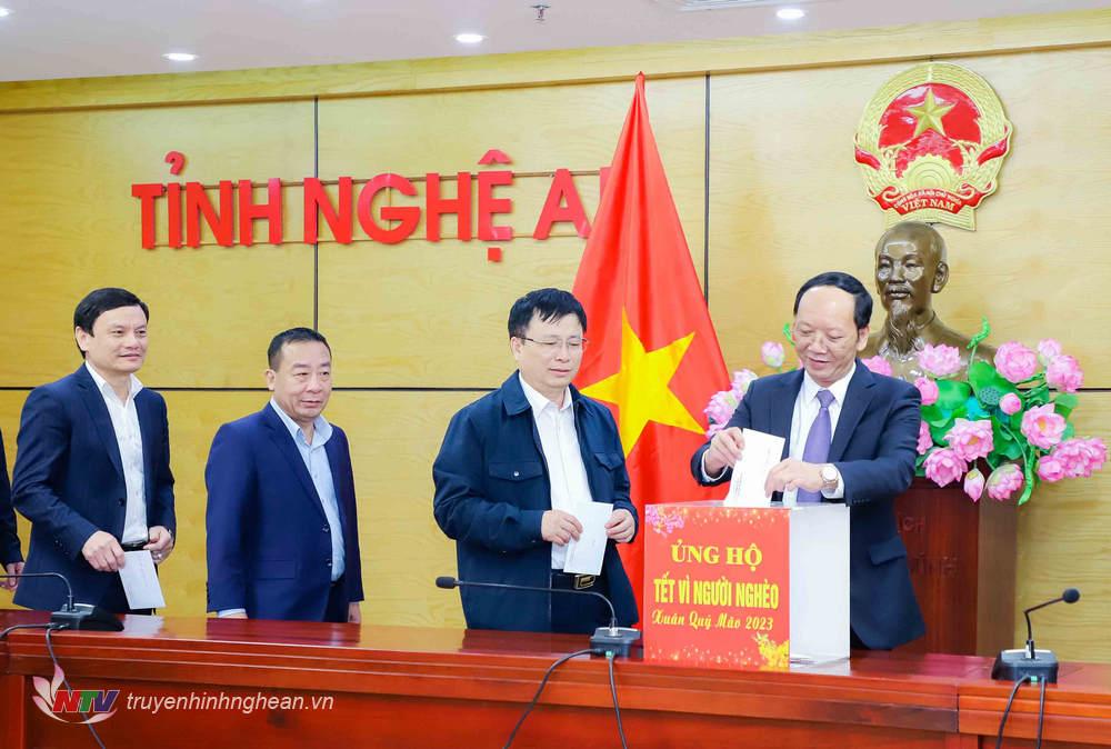 Các đồng chí Phó Chủ tịch UBND tỉnh ủng hộ Tết Vì người nghèo Xuân Quý Mão 2023.