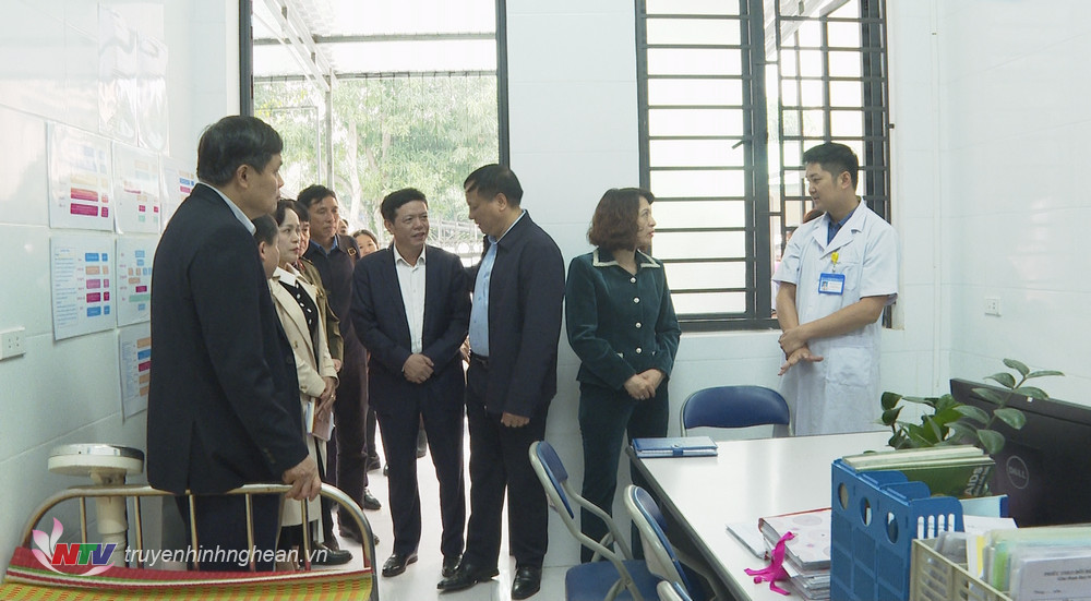 Thứ trưởng Bộ Y tế Nguyễn Thị Liên Hương cùng đoàn công tác đi kiểm tra công tác phòng, chống HIV/AIDS tại một số cơ sở khám chữa bệnh trên địa bàn Nghệ An.