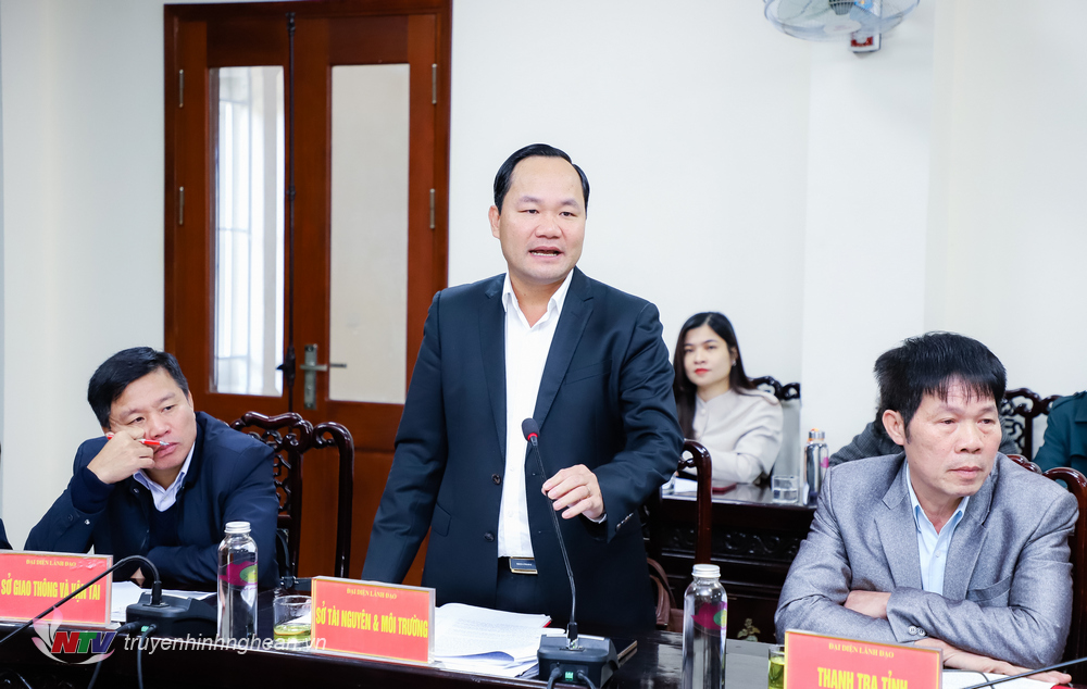 Đồng chí Hoàng Quốc Việt - Giám đốc Sở Tài nguyên và Môi trường phát biểu ý kiến tại phiên tiếp dân. 