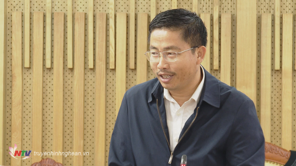 Đồng chí Nguyễn Văn Thương - Phó Giám đốc Sở Y tế báo cáo việc thực hiện các chính sách huy động, sử dụng các nguồn lực phục vụ công tác phòng, chống dịch Covid-19 và chính sách về y tế cơ sở, y tế dự phòng. 