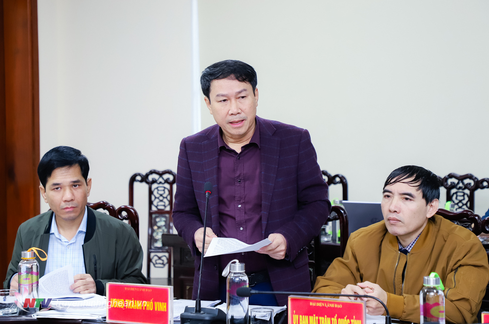 Đồng chí Lê Sỹ Chiến - Phó Chủ tịch UBND thành phố Vinh báo cáo kết quả giải quyết kiến nghị công dân. 