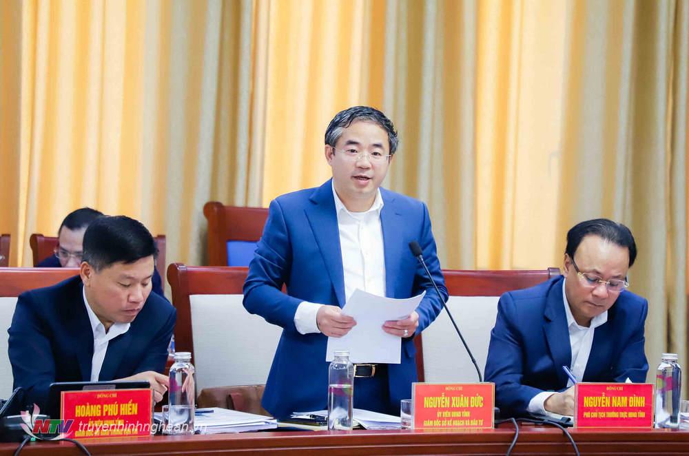Giám đốc Sở Kế hoạch và Đầu tư Nguyễn Xuân Đức báo cáo kết quả phát triển kinh tế - xã hội năm 2022.