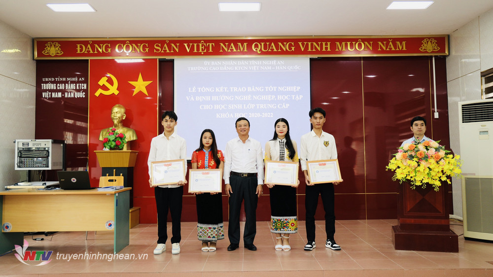 Lãnh đạo huyện Tương Dương tặng quà các em học sinh xuất sắc của khóa học.