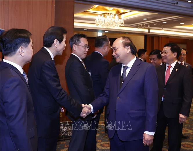 Chủ tịch nước Nguyễn Xuân Phúc với các doanh nghiệp lớn Hàn Quốc.  