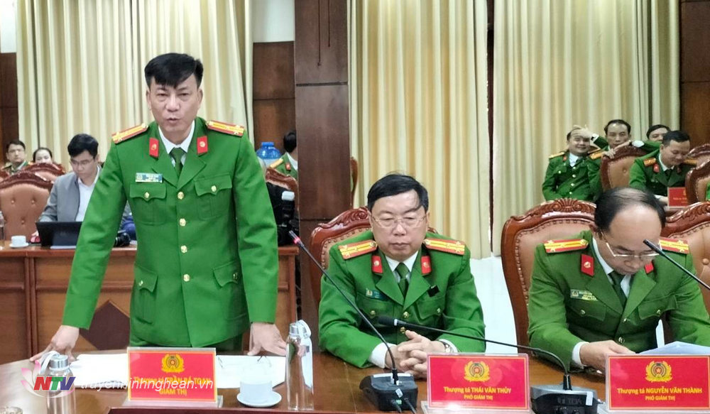 Thượng tá Phạm Bá Toan - Giám thị Trại giam số 6 báo cáo tình hình với đoàn công tác.