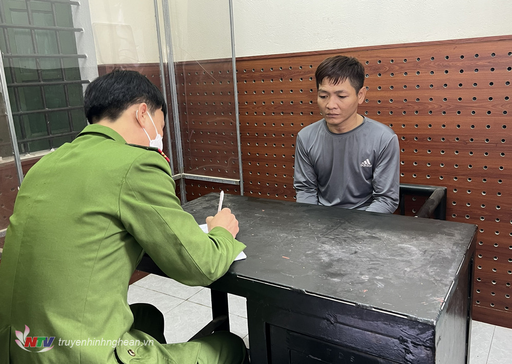 Cán bộ điều tra làm việc với đối tượng Nguyễn Quang Thành.