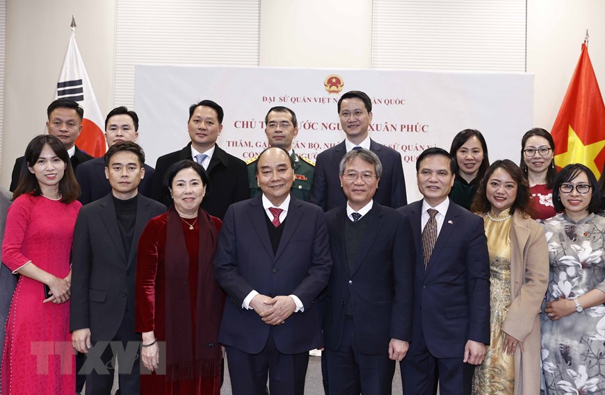 Chủ tịch nước Nguyễn Xuân Phúc với cán bộ nhân viên Đại sứ quán và đại diện cộng đồng người Việt Nam tại Hàn Quốc.