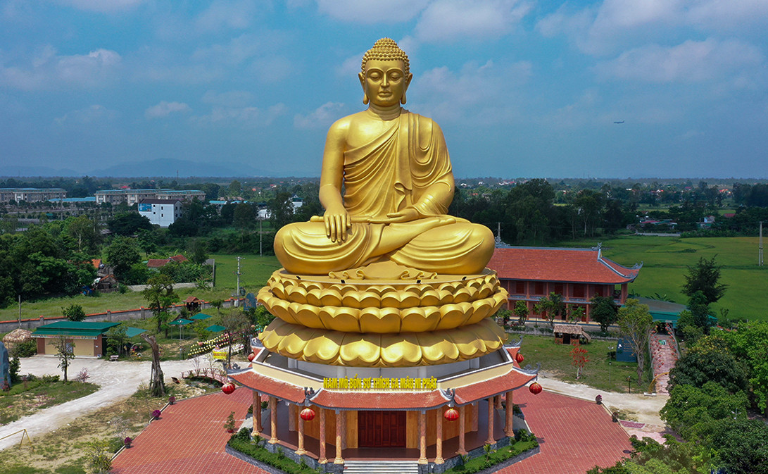 Đại tượng Phật Thích Ca Mâu Ni tọa lạc ngay trước chùa Phúc Lạc.