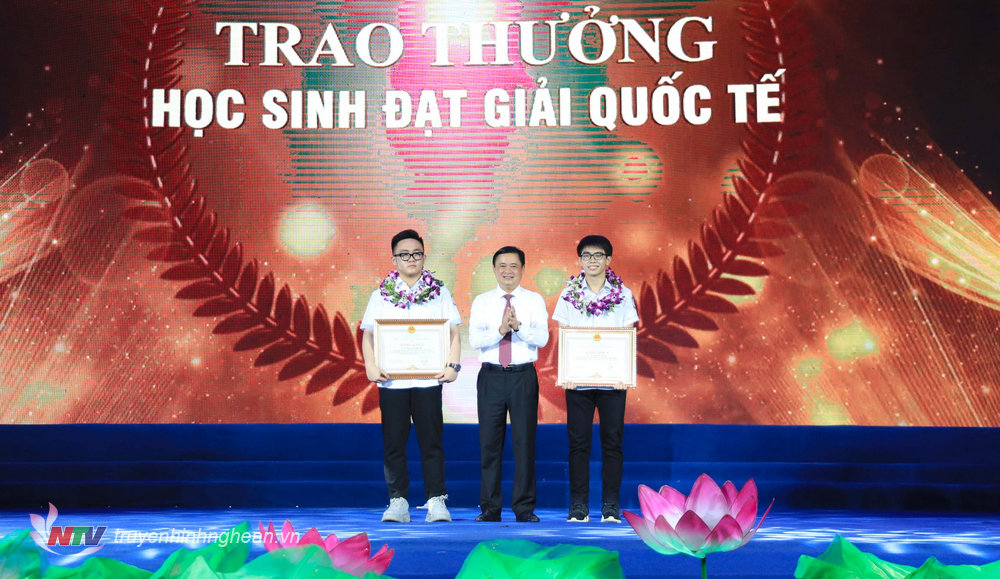 Bí thư Tỉnh uỷ Thái Thanh Quý trao thưởng cho học sinh đạt giải Quốc tế và khu vực.