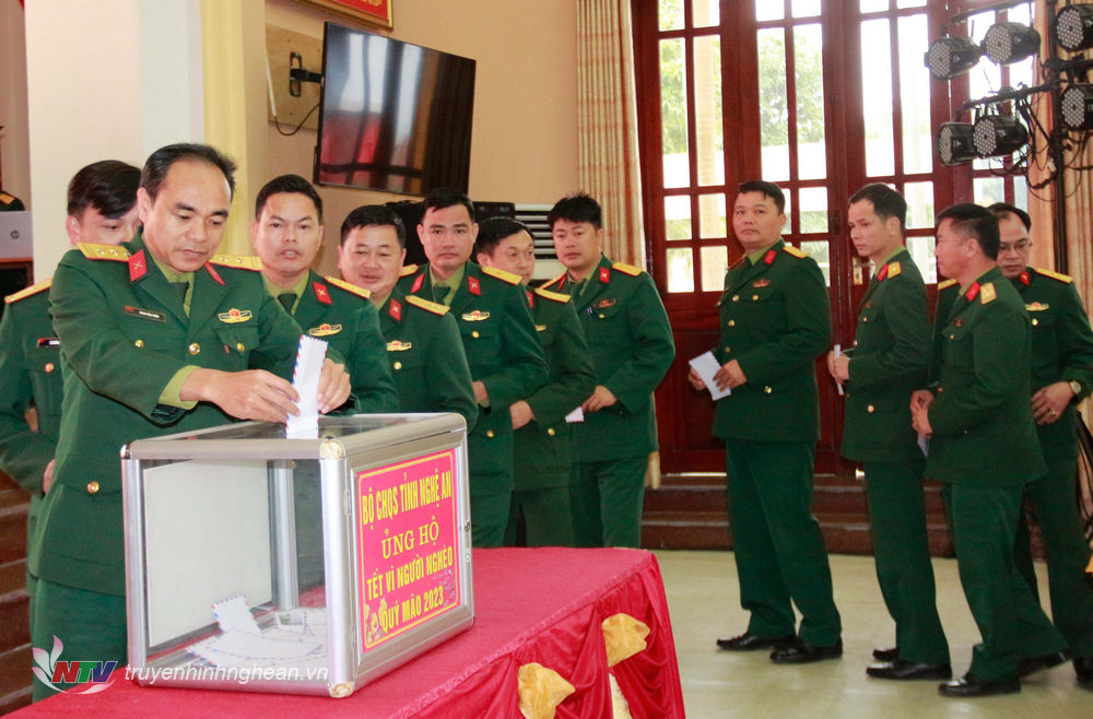 Cán bộ, chiến sĩ LLVT tỉnh Nghệ An chung tay quyên góp, ủng hộ, giúp đỡ người nghèo đón Tết.