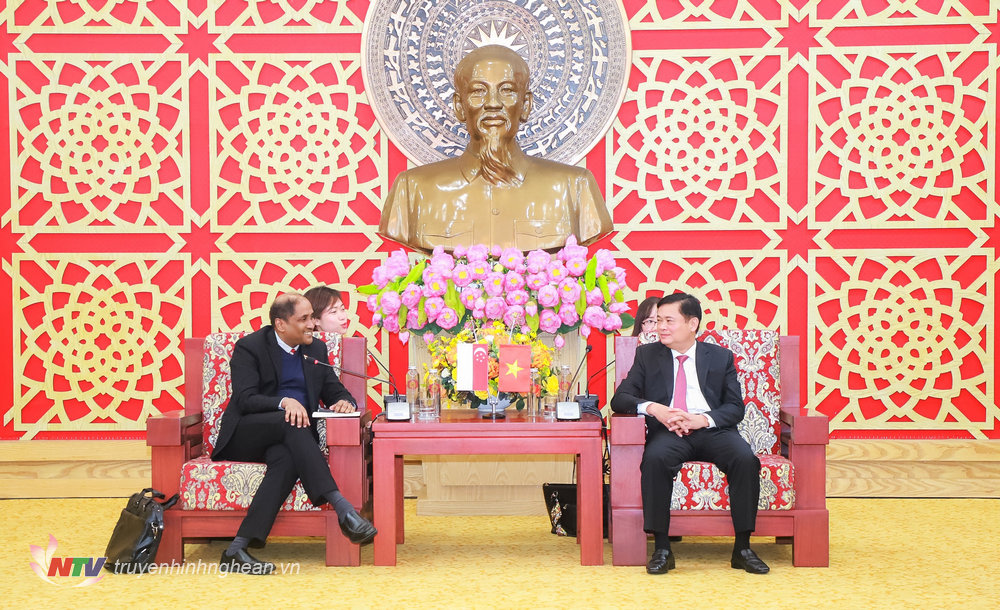 Đại sứ Jaya Ratnam trao đổi với Bí thư Tỉnh ủy Thái Thanh Quý.