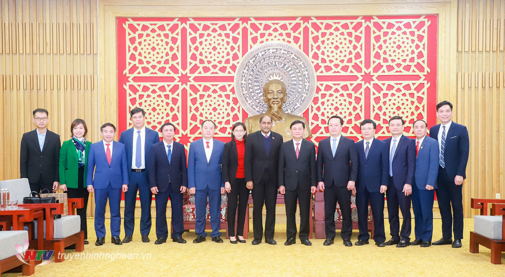 Các đồng chí lãnh đạo tỉnh Nghệ An và Đại sứ Jaya Ratnam cùng đoàn công tác chụp ảnh lưu niệm. 