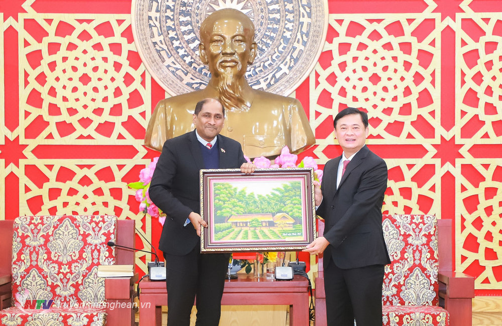 Bí thư Tỉnh ủy Thái Thanh Quý tặng quà lưu niệm đến Đại sứ Jaya Ratnam. 