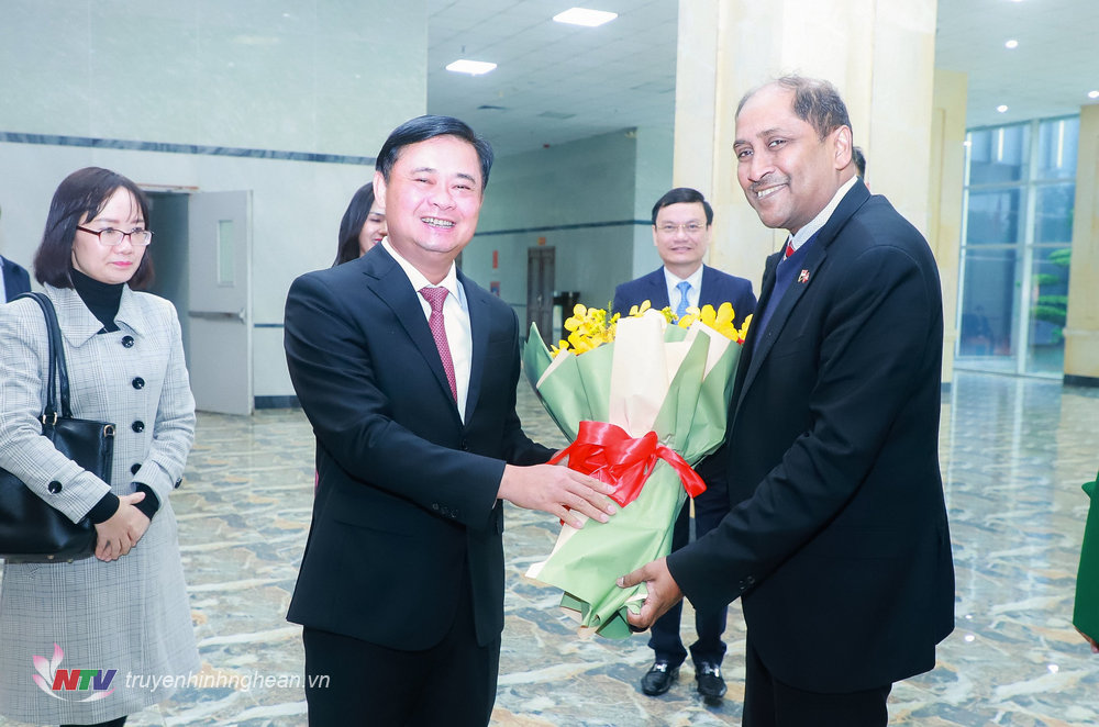 Thay mặt lãnh đạo tỉnh, Bí thư Tỉnh ủy Thái Thanh Quý tặng hoa chào đón Ngài Jaya Ratnam - Đại sứ đặc mệnh toàn quyền nước Cộng hòa Singapore tại Việt Nam đến thăm, làm việc tại Nghệ An.