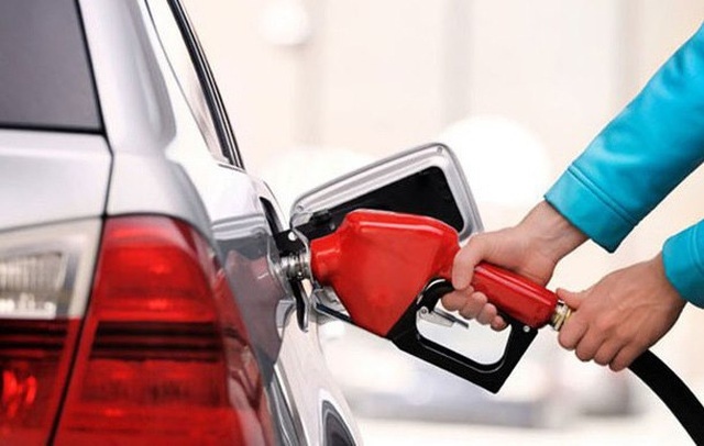 Giá xăng trong nước được dự báo có thể về mức thấp nhất năm nhờ giá dầu thế giới liên tục lao dốc. (Ảnh minh họa)