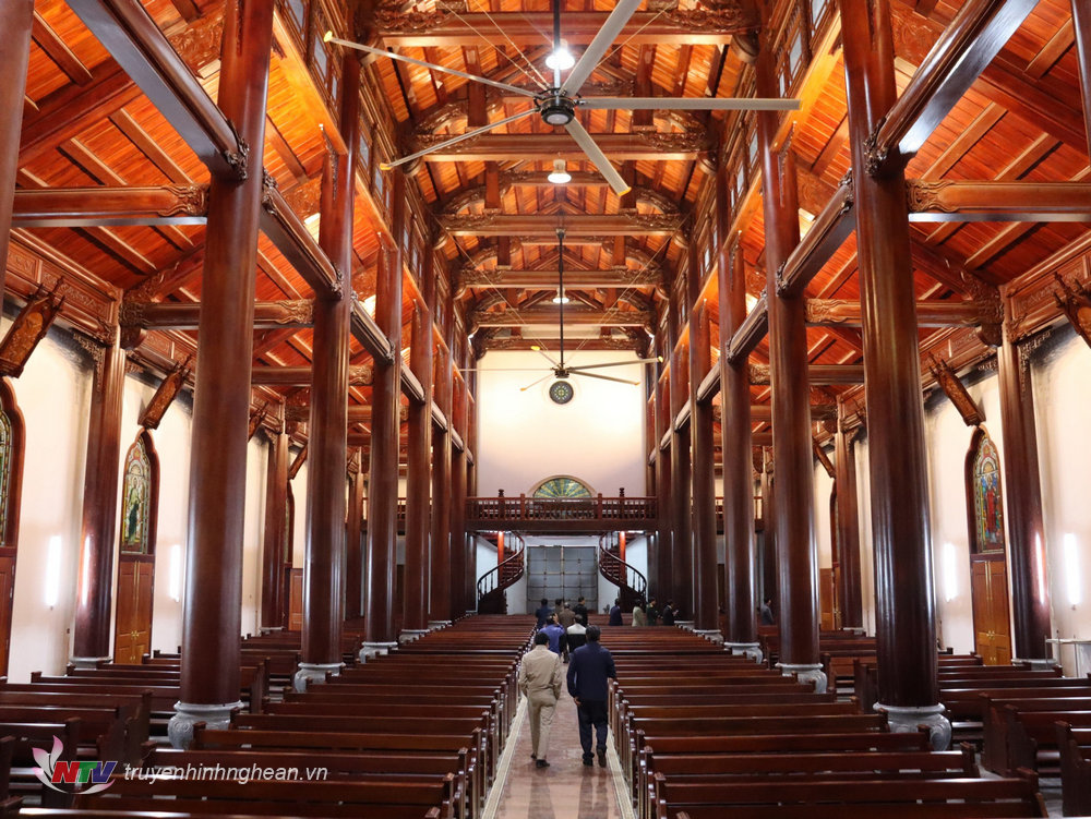 Nhà thờ Giáo xứ Bột Đà được khởi công xây dựng từ 8/12/2017, tính đến nay đã trải qua hơn 6 năm. Bước vào nhà thờ, một không gian gỗ thật đẹp và hoành tráng.