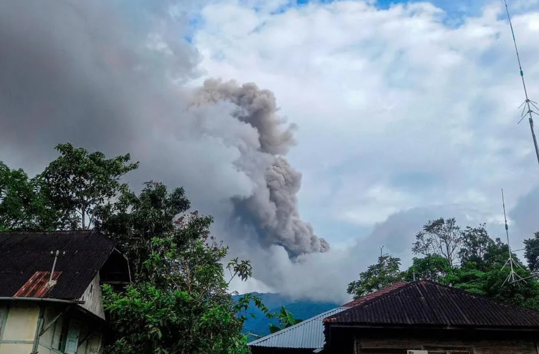 Núi lửa Marapi, tỉnh West Sumatra, Indonesia phun trào tro bụi (Ảnh: Reuters).