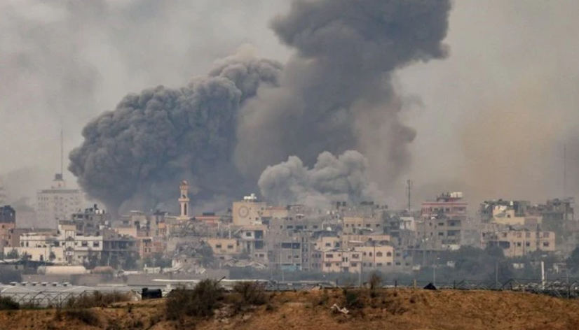 Cột khói lớn bốc lên sau đợt không kích của Israel vào Dải Gaza hôm 7-12. Ảnh: AFP