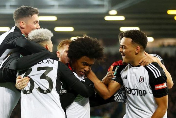 Fulham vào bán kết League Cup