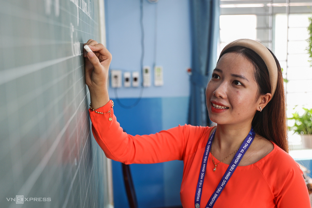 Giáo viên trường tiểu học Đinh Tiên Hoàng, TP Thủ Đức, TP HCM, tháng 9/2023. Ảnh: Quỳnh Trần