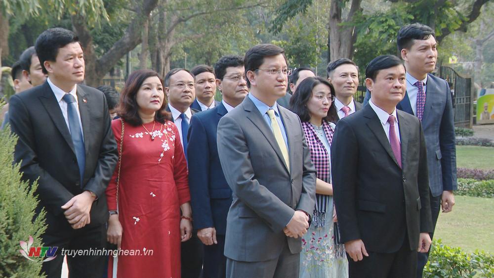 Bí thư Tỉnh ủy Thái Thanh Quý và Đại sứ Nguyễn Thanh Hải cùng đoàn đại biểu thành kính tưởng niệm Chủ tịch Hồ Chí Minh. 