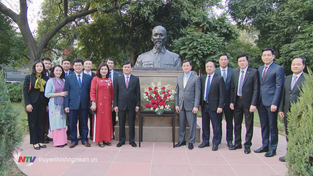 Bí thư Tỉnh ủy Thái Thanh Quý và Đại sứ Nguyễn Thanh Hải cùng đoàn đại biểu chụp ảnh lưu niệm tại tượng Chủ tịch Hồ Chí Minh đặt tại Công viên G20, Thủ đô New Delhi, Ấn Độ. 