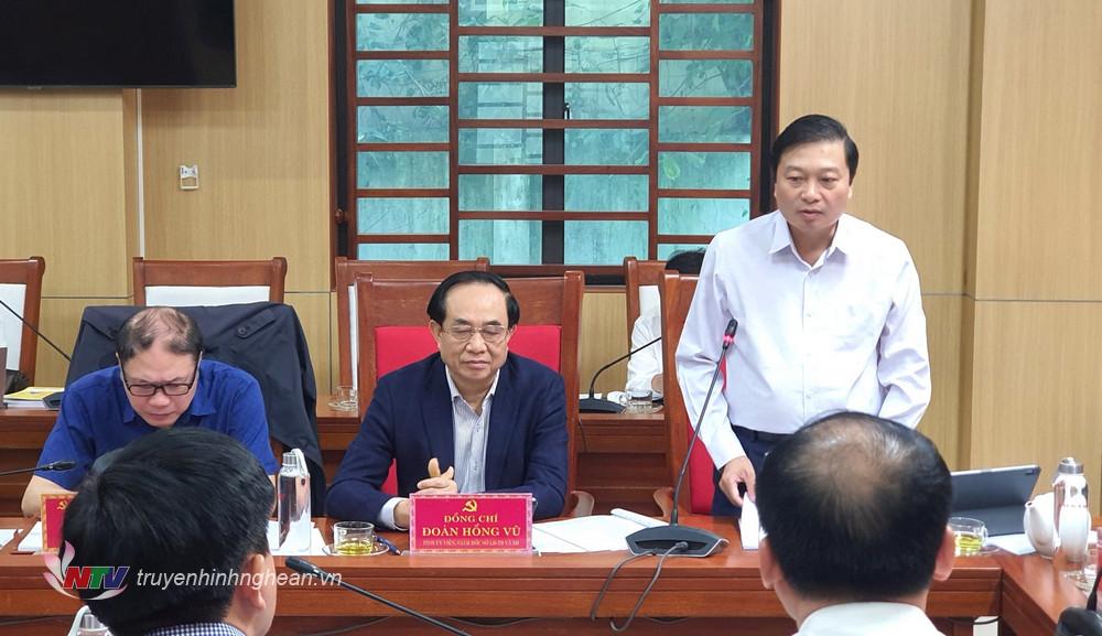 Phó Chủ tịch Thường trực UBND tỉnh Lê Hồng Vinh phát biểu chỉ đạo hội nghị.
