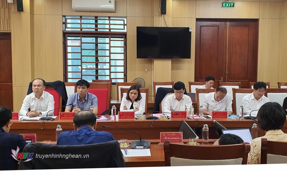 Các đồng chí trong BTV Huyện uỷ Anh Sơn dự hội nghị.