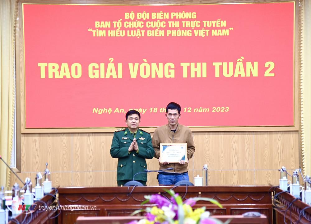 Đại tá Trần Đăng Khoa, Phó Chính ủy BĐBP Nghệ An trao thưởng cho cá nhân đạt giải Nhì vòng thi tuần 2 cuộc thi trực tuyến “Tìm hiểu Luật Biên phòng Việt Nam”