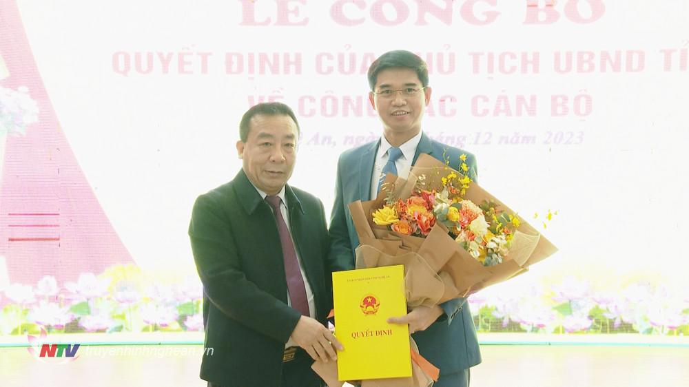 Phó Chủ tịch UBND tỉnh Nguyễn Văn Đệ trao Quyết định bổ nhiệm đồng chí Nguyễn Khắc Lâm giữ chức vụ Phó Giám đốc Sở Khoa học và Công nghệ. 