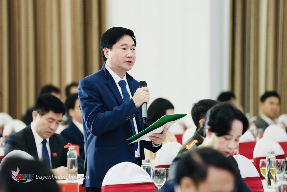 Đại biểu Trần Hồng Sơn (huyện Kỳ Sơn) đặt câu hỏi đến Giám đốc Sở Tài nguyên - Môi trường