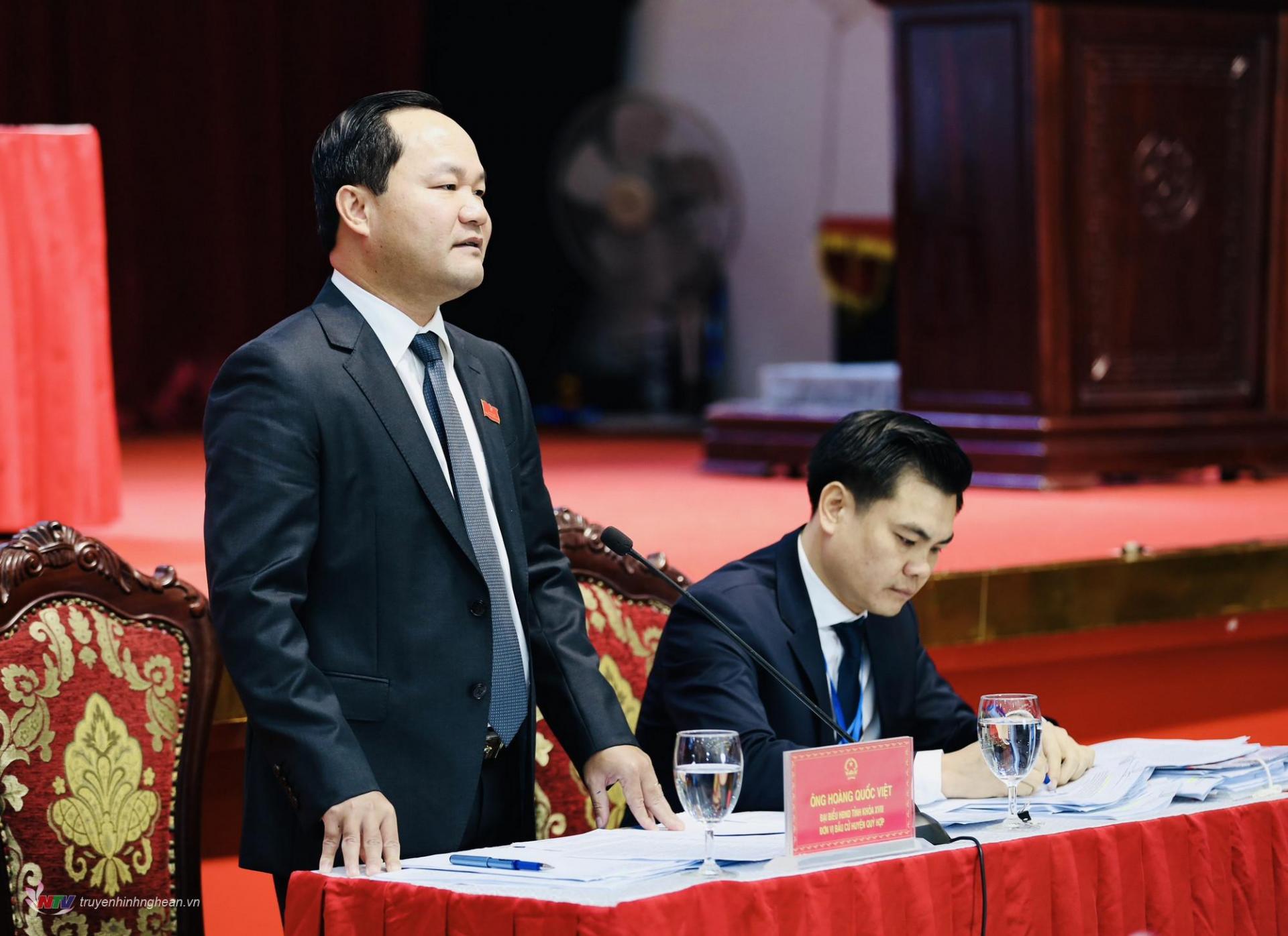 Giám đốc Sở Tài nguyên và Môi trường Hoàng Quốc Việt đăng đàn trả lời chất vấn của các đại biểu.