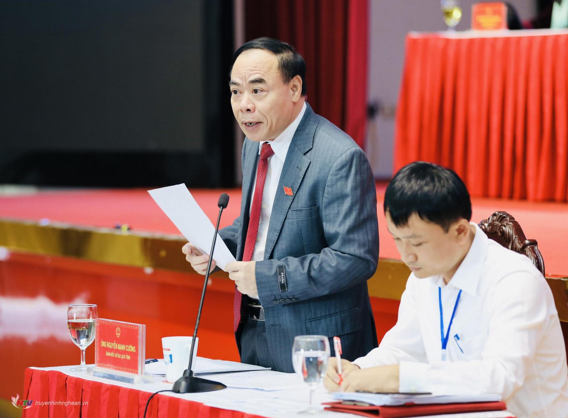 Giám đốc Sở Du lịch Nguyễn Mạnh Cường trả lời chất vấn tại kỳ họp.