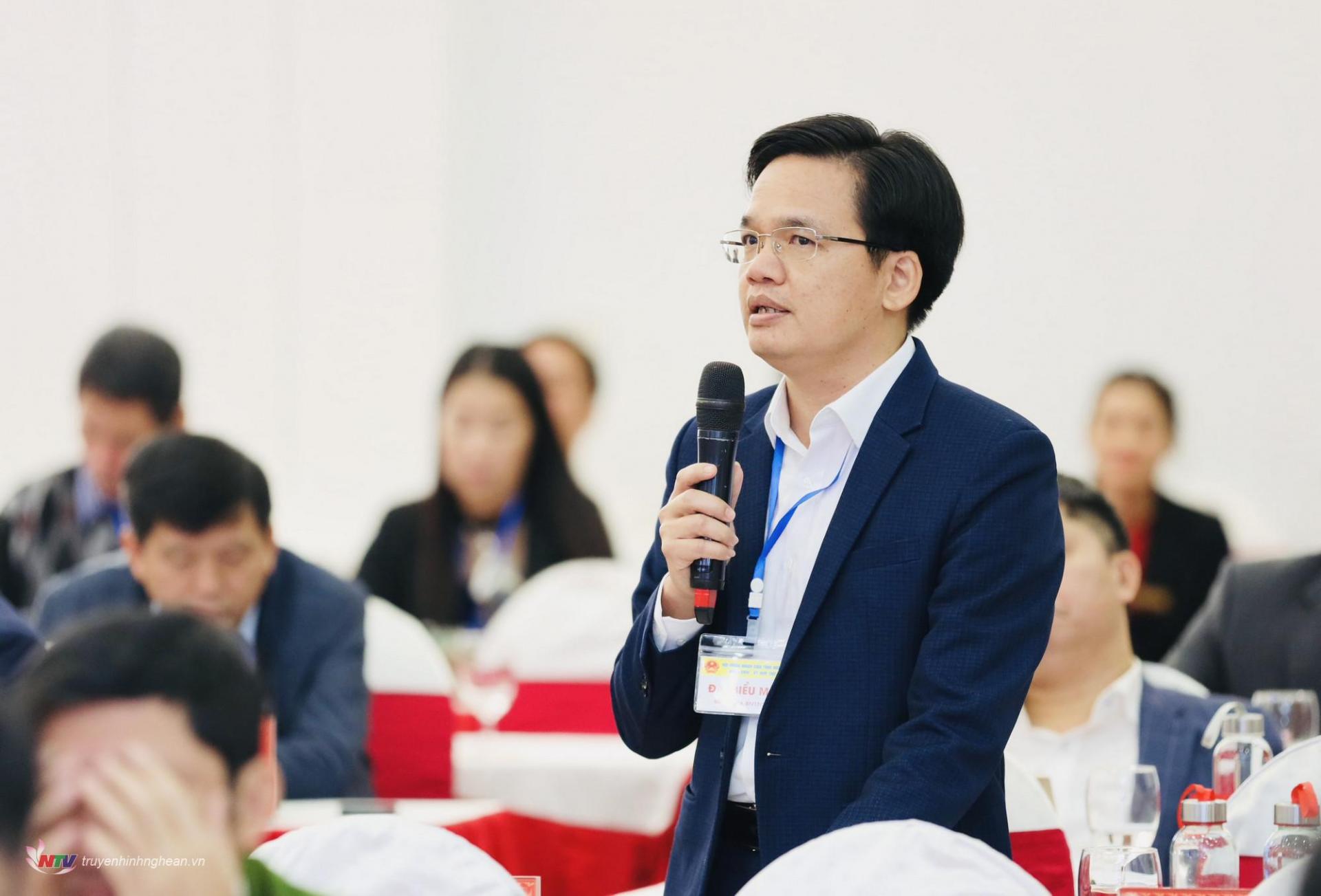 Phó Giám đốc Sở Lao động - Thương binh và Xã hội Bùi Văn Hưng phát biểu tại phiên chất vấn.